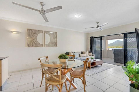 Madison Magic - Waterfront Balcony Haven With Pool - Accommodation QLD 3