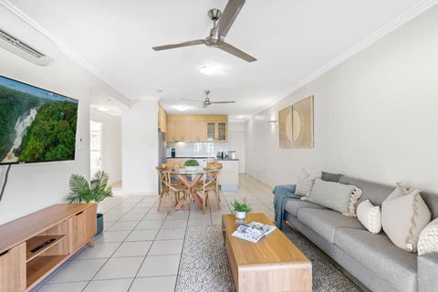 Madison Magic - Waterfront Balcony Haven With Pool - Accommodation QLD 2