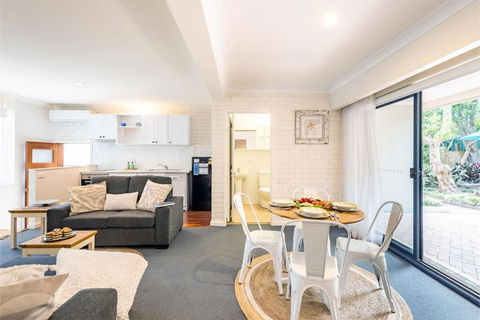 Maestral II 27a Richardson Ave 290 Metres From The Waters Edge Air Con - Accommodation QLD 3