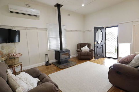 Manor Cottage - Accommodation QLD 0