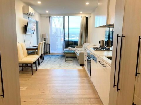 M-city Shopping Center Apartment - Executive Twin King Ensuites - Fully Equipped - Free Parking, Fast Wifi, Smart TV, Netflix, Complementary Drinks & Amenities - Clayton 3168 - Accommodation QLD 1