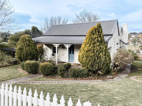 MARIGOLD COTTAGE Charming 1870s Central Daylesford Cottage - Accommodation QLD 0
