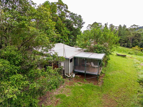 Mena Creek Flower House - Accommodation QLD 3