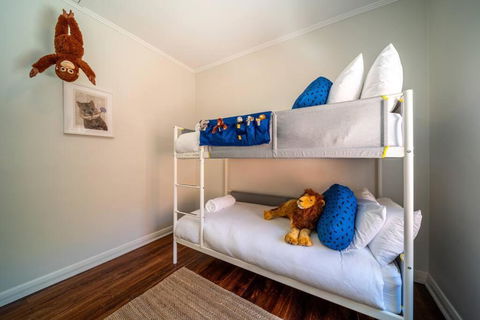 Marble At South Plympton - 4BR Modern WiFi - Accommodation QLD 2
