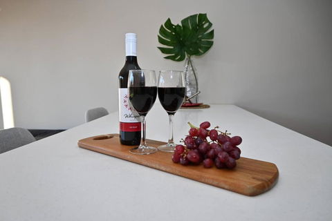 Mawson Red - Free Pool Access -Onsite Parking-Netflix-5 Mins To Mawson Interchange - Accommodation QLD 0