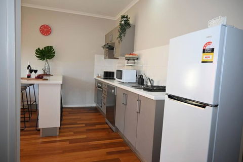 Mawson Red - Free Pool Access -Onsite Parking-Netflix-5 Mins To Mawson Interchange - Accommodation QLD 1