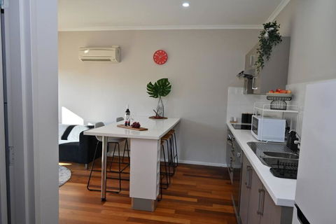 Mawson Red - Free Pool Access -Onsite Parking-Netflix-5 Mins To Mawson Interchange - Accommodation QLD 2