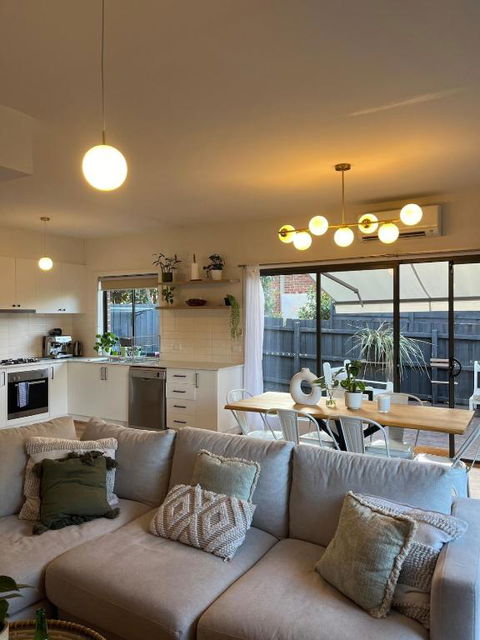 Melbourne Home Close To Airport & Train Station - Accommodation QLD 0
