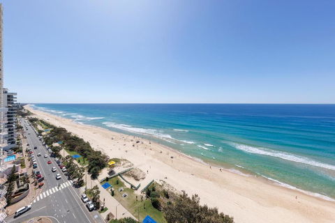 Meriton Suites Surfers Paradise - Accommodation QLD 3