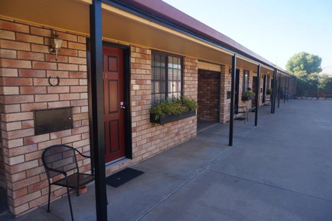 Miles Outback Motel - Accommodation QLD 0