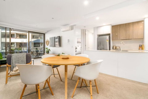 Modish Apartment Near Parliamentary Triangle - Accommodation QLD 3