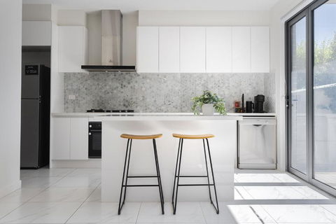 Modern Townhouse - Cafes, Shops, Bus, Freeway Access - Accommodation QLD 3