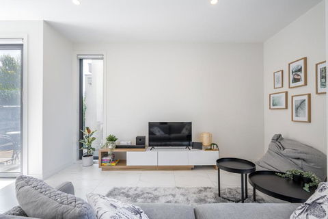 Modern Townhouse - Cafes, Shops, Bus, Freeway Access - Accommodation QLD 1