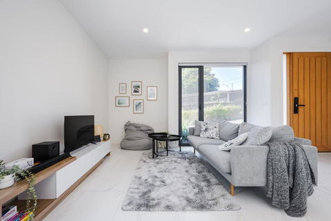 Modern Townhouse - Cafes, Shops, Bus, Freeway Access - Accommodation QLD 2