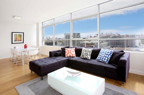 Moore To See - Modern And Spacious 3BR Zetland Apartment With Views Over Moore Park - Accommodation QLD 2