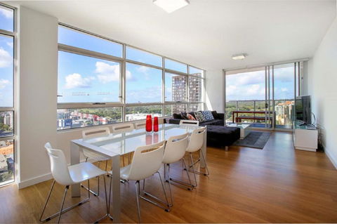 Moore To See - Modern And Spacious 3BR Zetland Apartment With Views Over Moore Park - Accommodation QLD 0