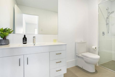 Minimalist Penthouse Condo With Skyline Vistas - Accommodation QLD 3
