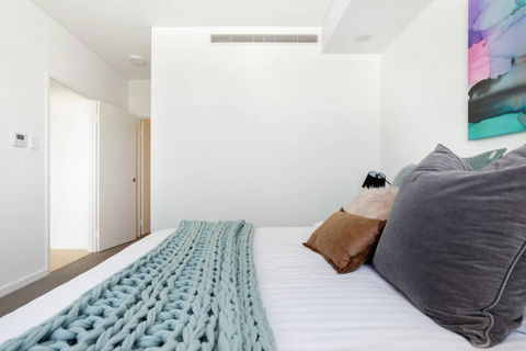 Minimalist Penthouse Condo With Skyline Vistas - Accommodation QLD 2