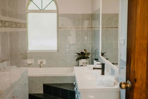 Misty Mountain Manor - Accommodation QLD 3