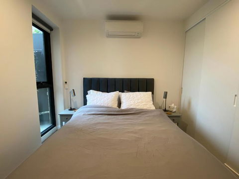 Modern 1 Bedroom Apartment In Brunswick East Near CBD - Accommodation QLD 3