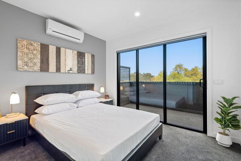 Modern 2-Bed Home In Brunswick With Courtyard - Accommodation QLD 1