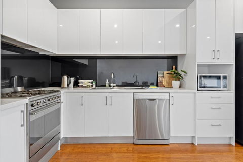 Modern 2-Bed Home In Brunswick With Courtyard - Accommodation QLD 2