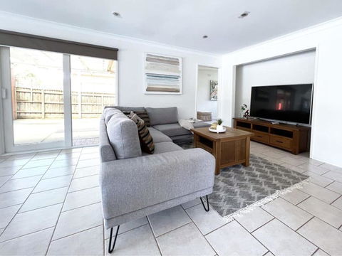 Modern And Elegant House With Swimming Pool - Accommodation QLD 0