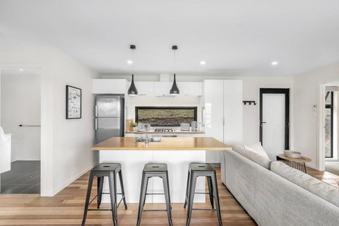 Modern And Scenic Valley Escape - Accommodation QLD 0