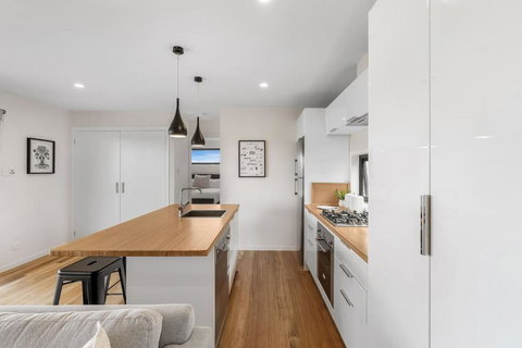 Modern And Scenic Valley Escape - Accommodation QLD 1