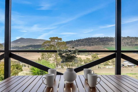 Modern And Scenic Valley Escape - Accommodation QLD 2