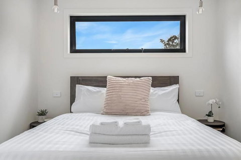 Modern And Scenic Valley Escape - Accommodation QLD 3