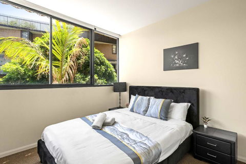 Modern Apt - Free Parking - Convenient Location - Accommodation QLD 0