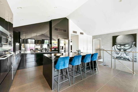 Modern Spacious 3 Bedroom Penthouse In Enmore - Accommodation QLD 0