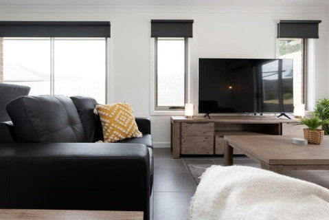 Modern Delight: Cosy Home With Parking - Accommodation QLD 0