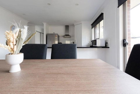 Modern Delight: Cosy Home With Parking - Accommodation QLD 3
