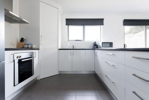 Modern Delight: Cosy Home With Parking - Accommodation QLD 2