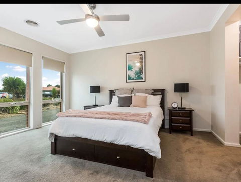 Modern Family Home With Pool - Accommodation QLD 3