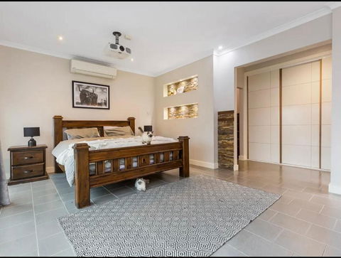 Modern Family Home With Pool - Accommodation QLD 2