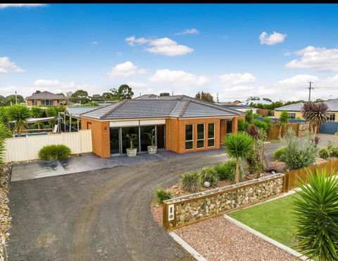 Modern Family Home With Pool - Accommodation QLD 1