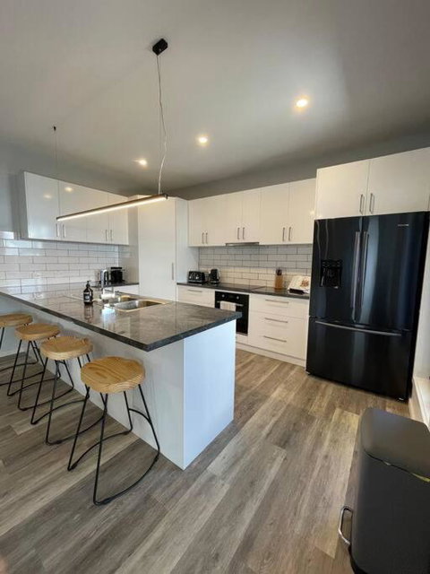 Modern Home Away From Home - Accommodation QLD 2