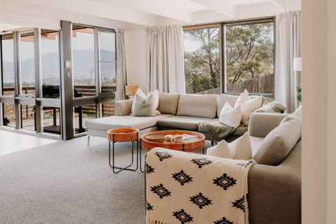 Modern Home Overlooking River - Accommodation QLD 1