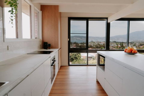 Modern Home Overlooking River - Accommodation QLD 3