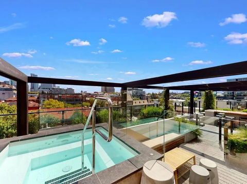 Modern, Luxury Oasis - Accommodation QLD 3