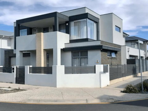 Modern Mansion In Lightsview By Host Solutions - Accommodation QLD 0