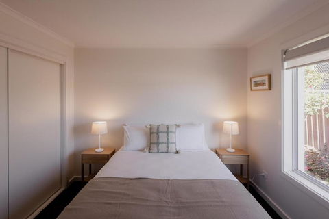 Modern Refurbished Unit In Charming Bellerive - Accommodation QLD 3