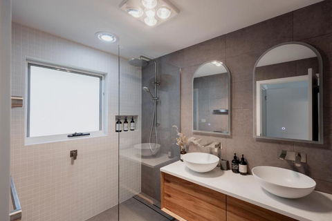 Modern Refurbished Unit In Charming Bellerive - Accommodation QLD 1