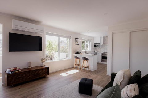 Modern Refurbished Unit In Charming Bellerive - Accommodation QLD 2