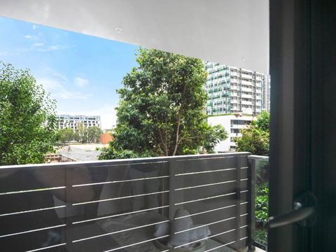 Modern Split Level 2Bed With Pool - Accommodation QLD 2