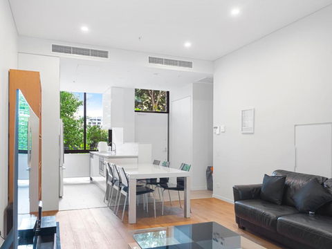 Modern Split Level 2Bed With Pool - Accommodation QLD 0