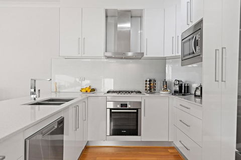 Modern Scarborough Townhouse - Accommodation QLD 2